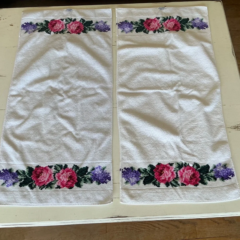 Vintage set of 2 Saks Fifth Avenue Floral Hand Towels